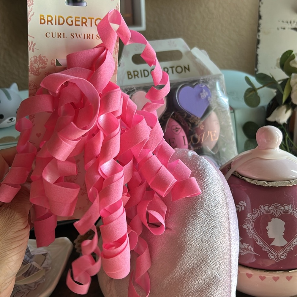 🫖Bridgerton Bundle Giftset Teapot Tea For One Set pillow sponge curls 🎀 - Picture 8 of 8